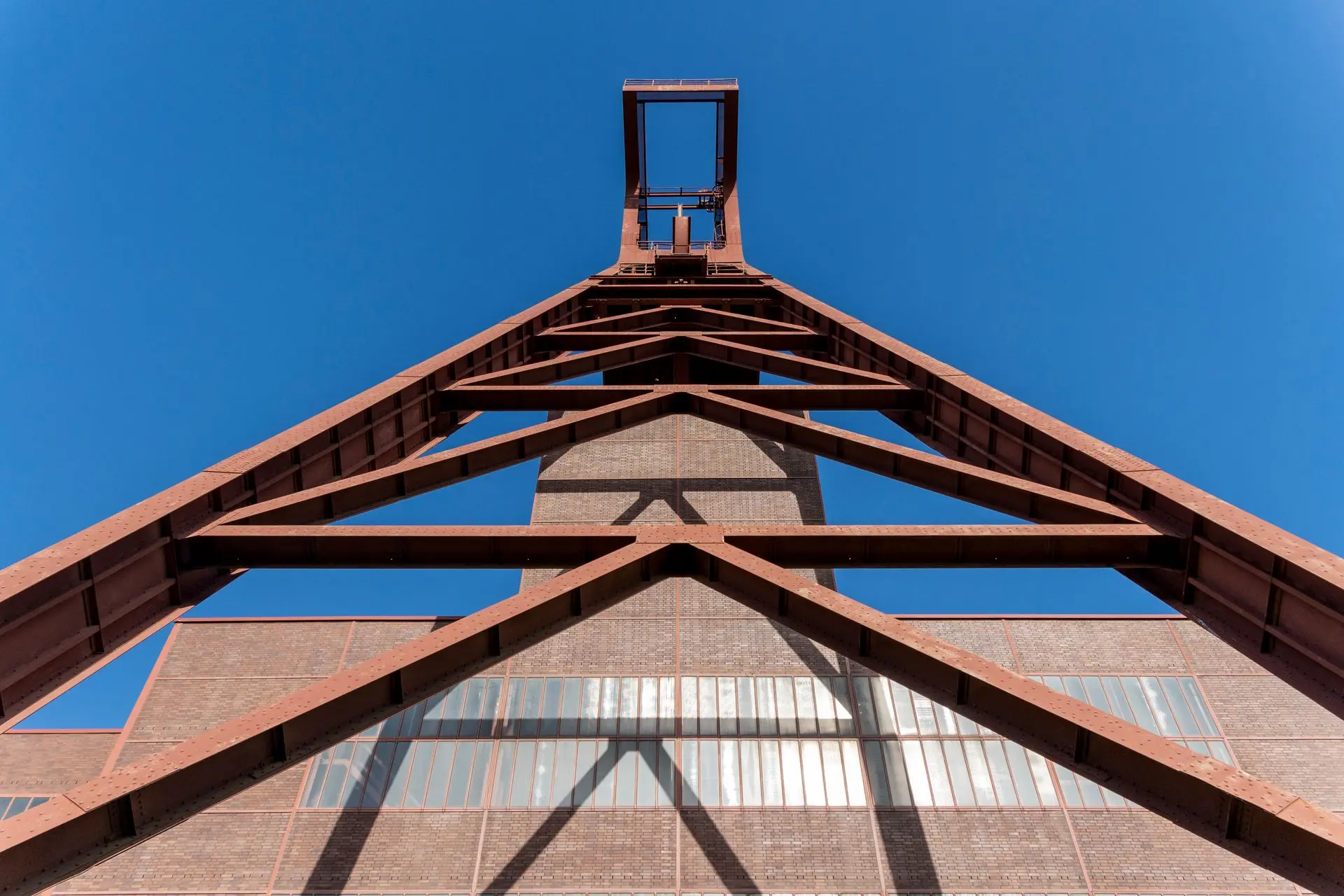 Steel roof structure on a commercial building